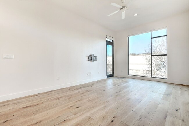 Building Photo - Gorgeous Contemporary 2/2 Condo in 78704