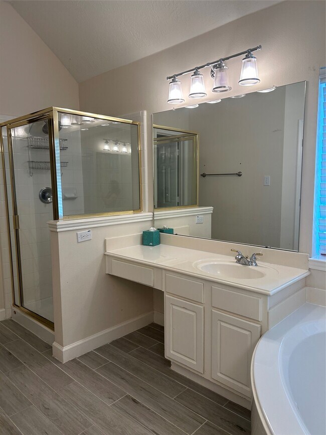 Building Photo - 18419 Autumn Park Dr