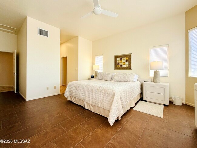 Building Photo - 1465 W Bridalveil Pl