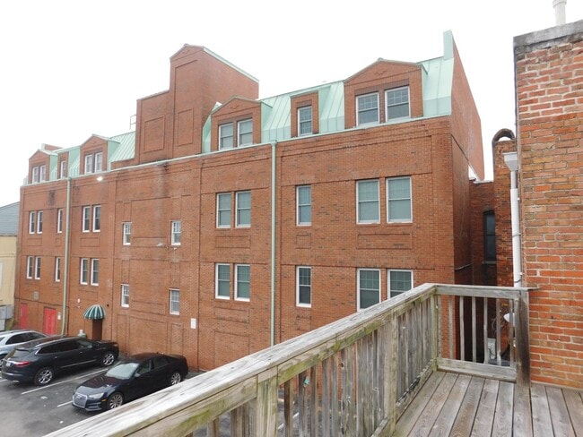 Building Photo - 216 Middle St