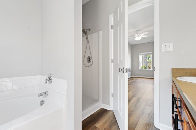 Building Photo - Renovated Split-Level Home in Hope Valley Farms