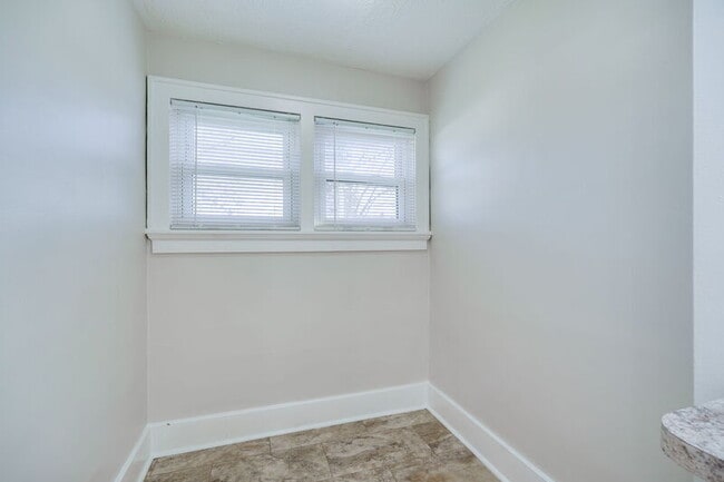 Building Photo - 2824 Dwight Ave