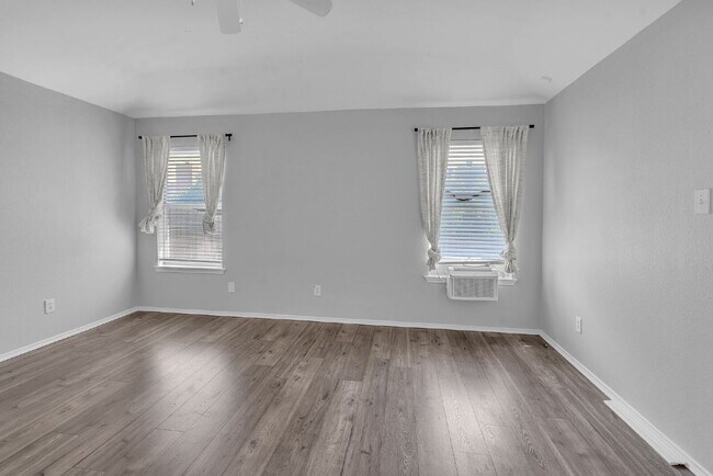 Building Photo - 691 Montana Ct N
