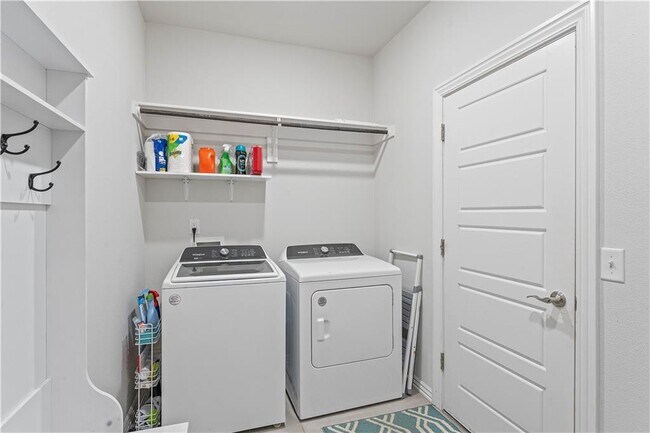 Building Photo - 4407 SW Bison St