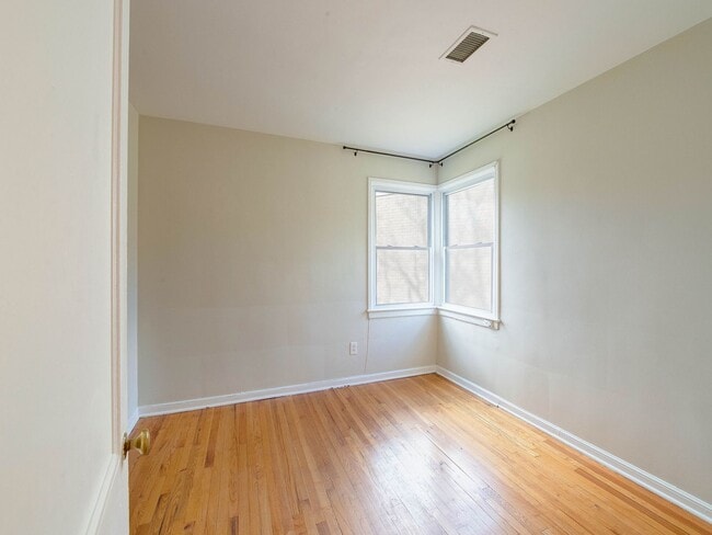 Building Photo - Stunning Myers Park 2 bedroom townhome sty...