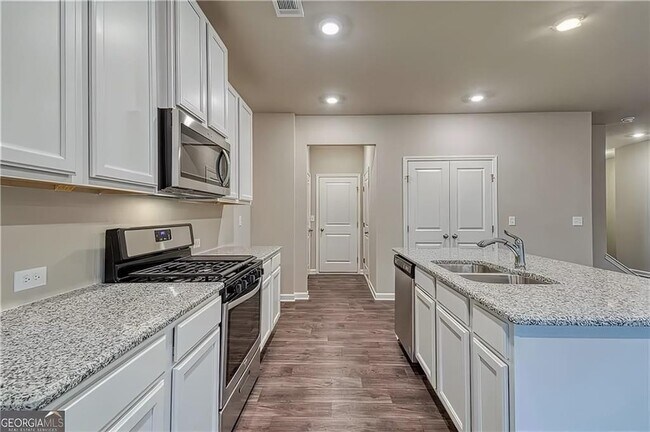 Building Photo - 3041 Westgate Park Dr
