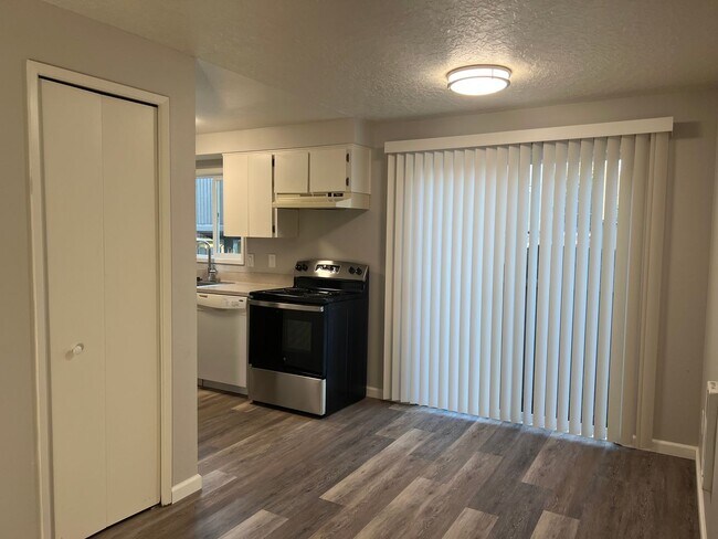 Building Photo - SHOWING TODAY - VIEW LISTING for 360° IMAG...