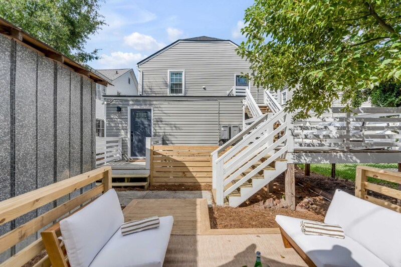 Building Photo - 207 W Poplar St