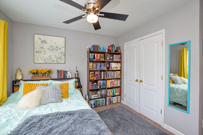 Building Photo - Charming Townhome in Great Huntersville Lo...