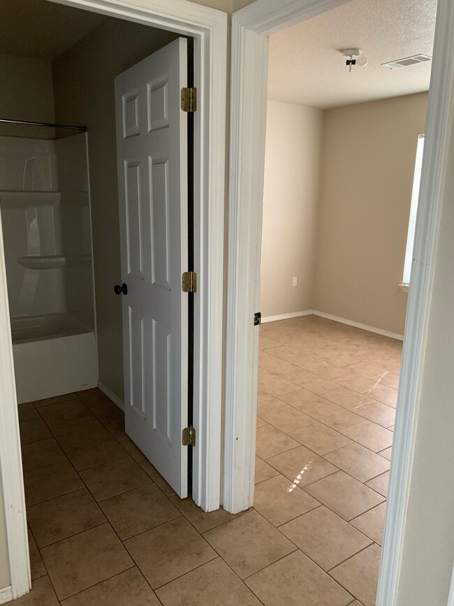 Building Photo - 3607 S Pocola Blvd