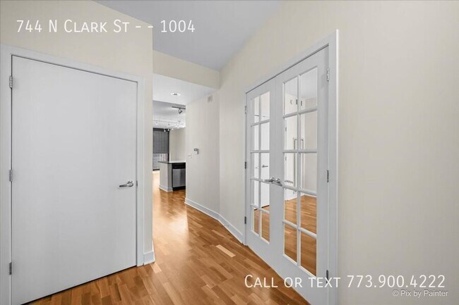 Building Photo - 744 N Clark St