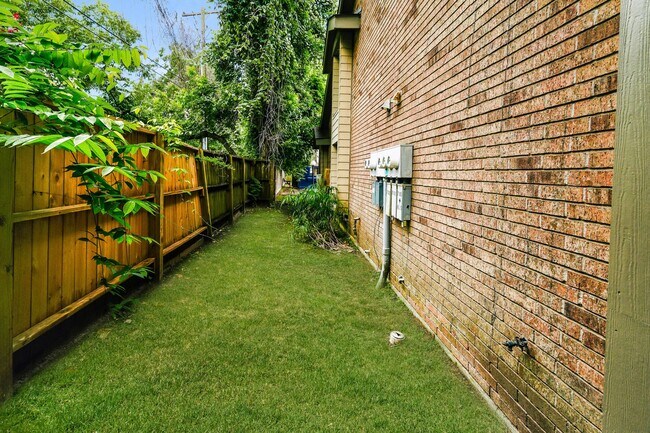 Building Photo - 200 Pecan Dr