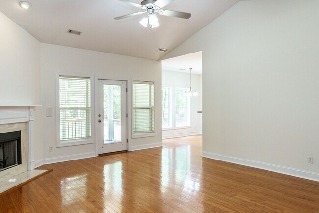 Building Photo - Desirable home on Lady's Island