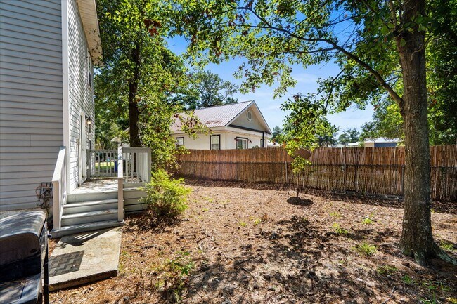 Building Photo - End unit of a Triplex within walking dista...
