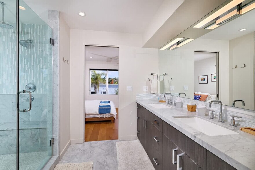 Building Photo - 2310 Edinburg Ave