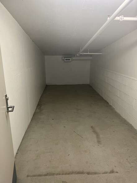 Large Storage! - 188 W Saint James St