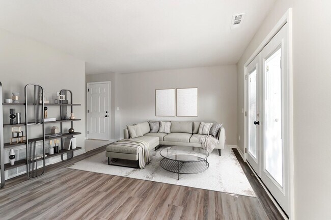 Building Photo - Renovated 2 Bedroom with Washer + Dryer Av...