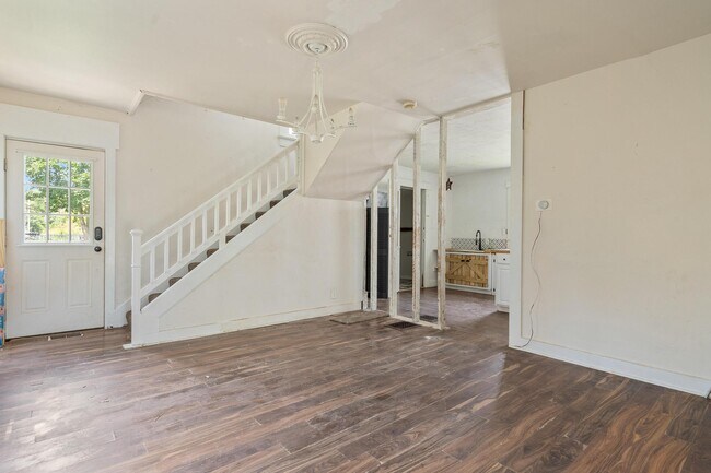 Building Photo - 2225 Catalpa Dr