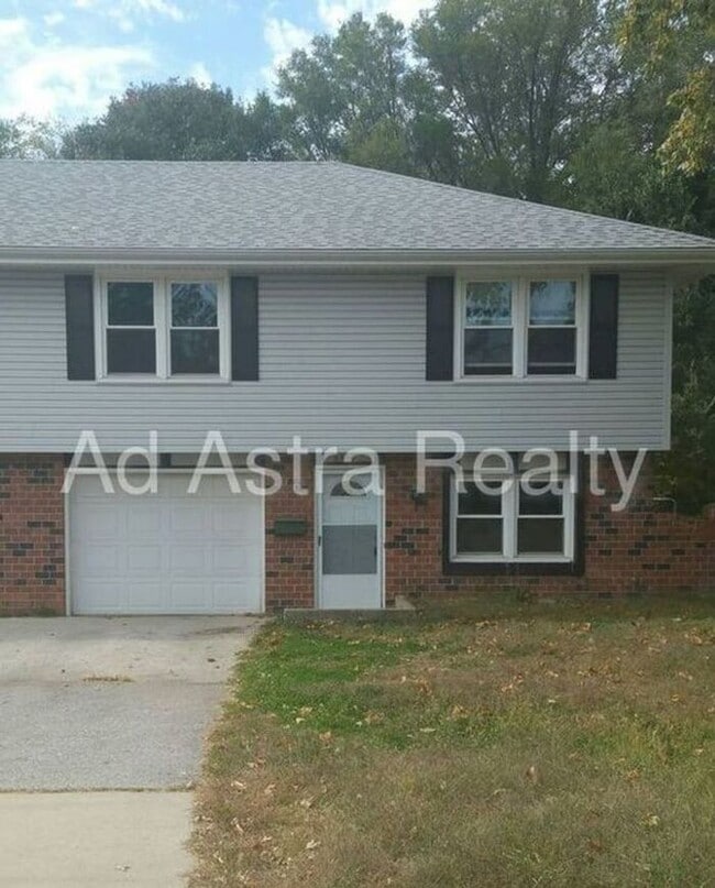 Building Photo - Shawnee Duplex-Available NOW!!