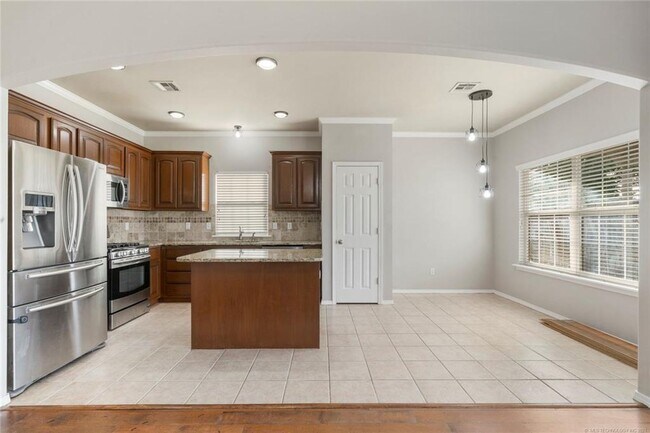 Building Photo - Glenpool Beauty!  3 Bedroom, 2 Bath Home