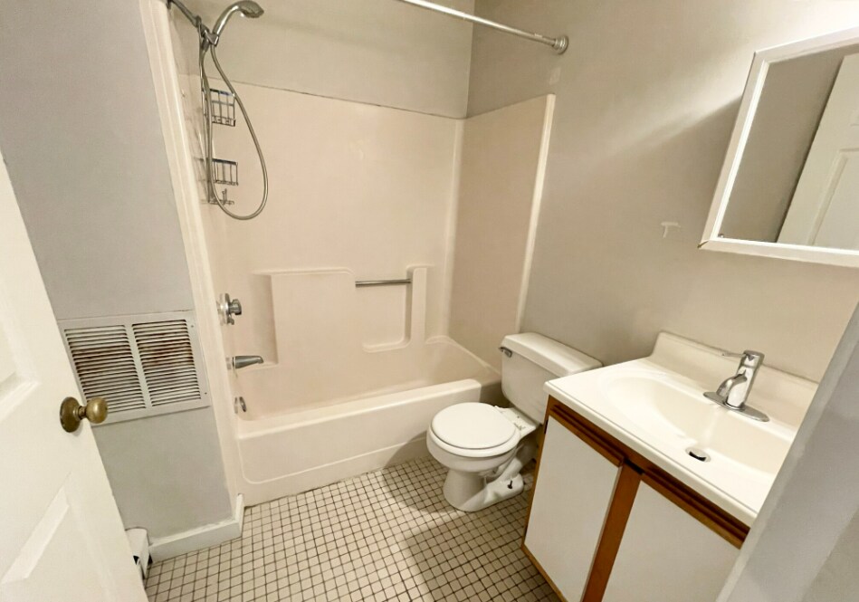Building Photo - 7 Iroquois St