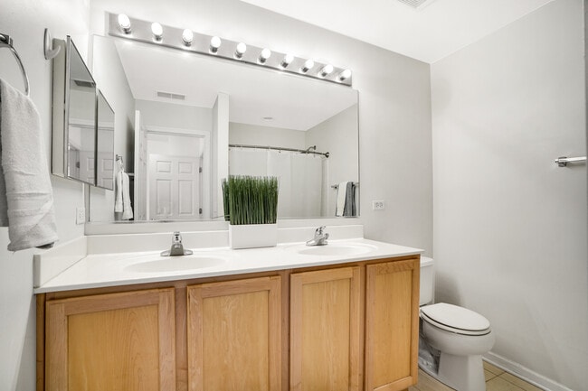 Building Photo - 1877 Crenshaw Cir