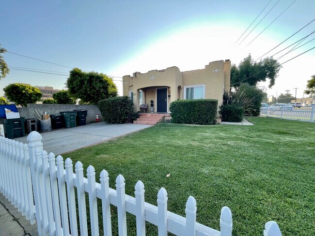 Large front yard and private patio in back - 271 Del Rey Ave
