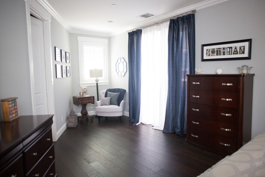 1st floor bedroom - 226 Sunnyside Ave