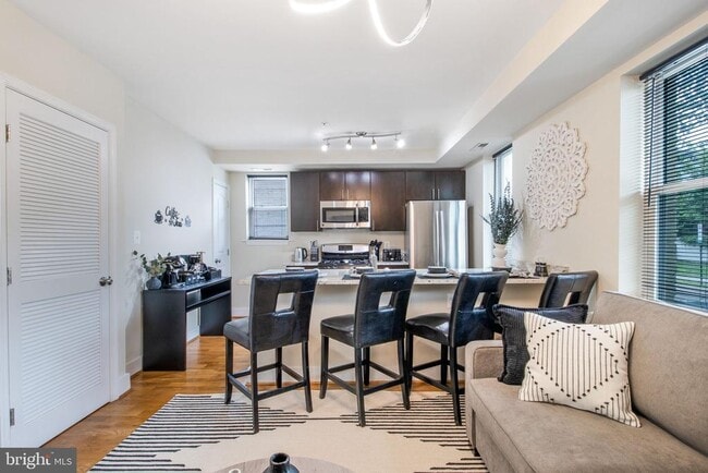 Building Photo - 417 18th St NE