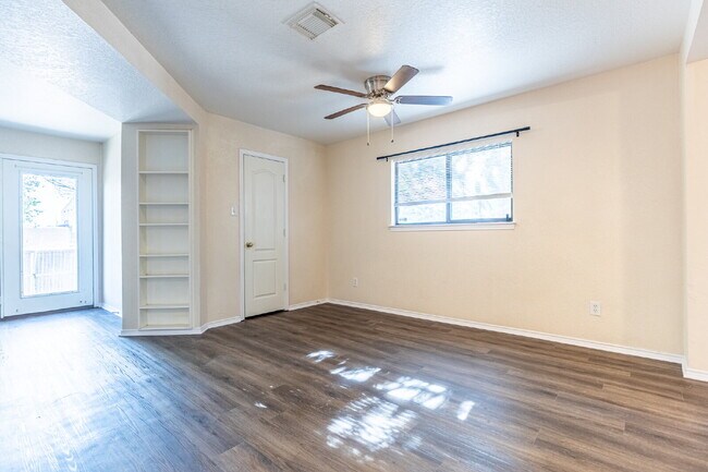 Building Photo - 7910 Lattimer Pond