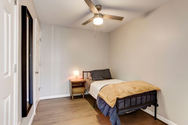 Building Photo - Trinidad Rowhome | 2 Bed | 1 Bath | 800 Sf | Large Fenced-In Front Porch & Fenced-in Backyard | 2...