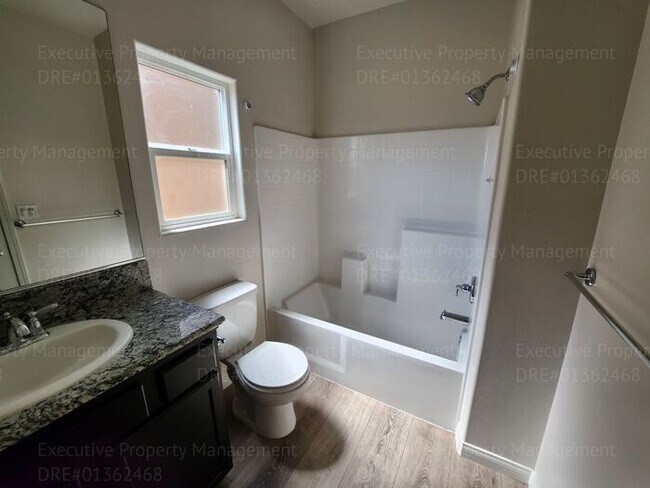 Building Photo - 3 bedroom/ 2 bathroom home located in a cu...