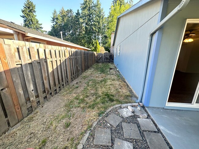 Building Photo - 3 Bedroom 2 Bath Hillsboro Home!