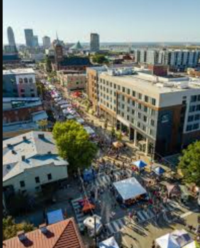 Building Photo - Fully Furnished Mid-Term 2-Level Condo | 1,549 Sq Ft | Private Parking | Shared Living