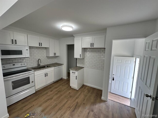 Primary Photo - 28464 Barton St