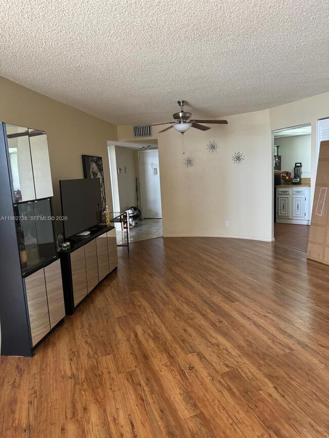 Building Photo - 800 Parkview Dr