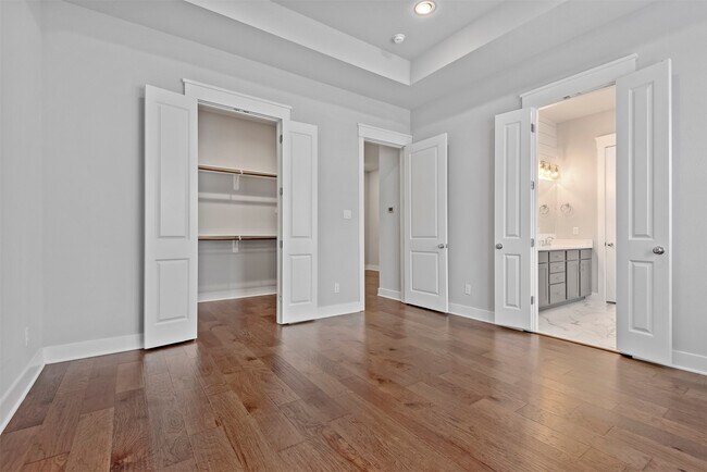 Building Photo - 909 Oak St