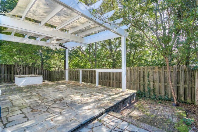 Building Photo - 702 Lakeside Landing Ct