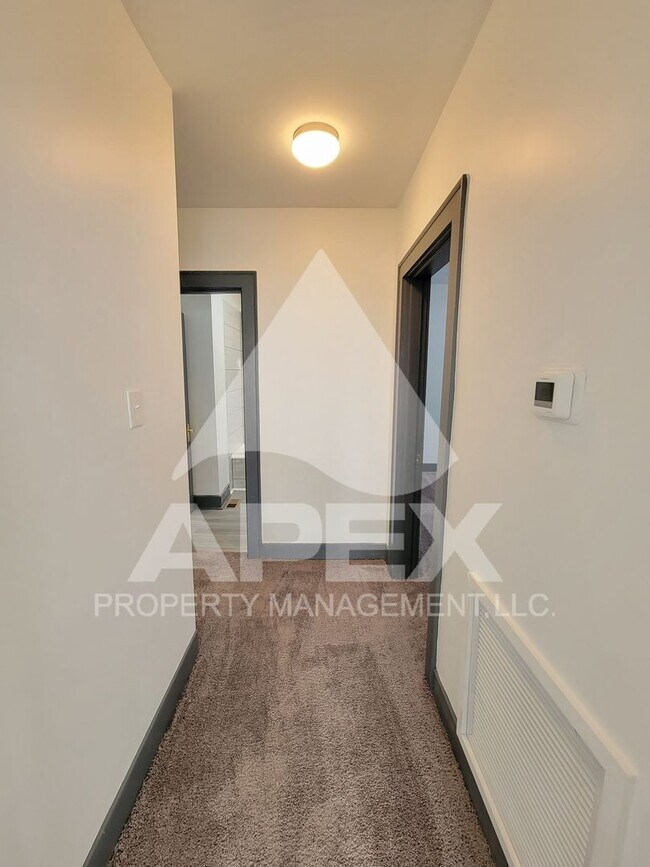 Building Photo - Renovated - Craftsman Style 2 Bd 1- Ba Sin...