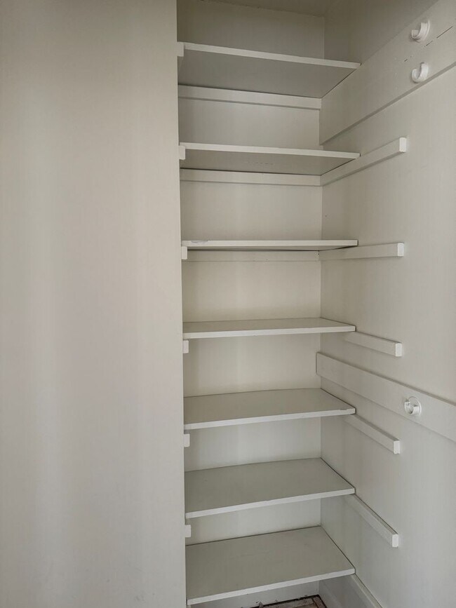 Building Photo - 636-638 Town Oaks