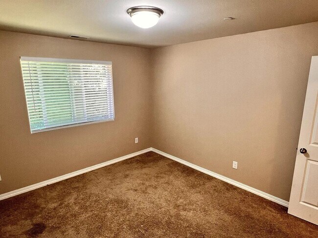 Building Photo - Beautiful Spacious 4bd 2bath Available Oct...