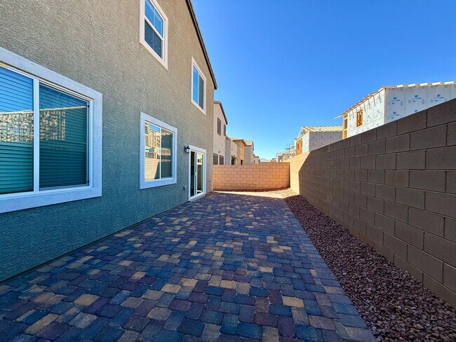 Building Photo - 4 BED 3.5 BATH 2 CAR GARAGE HOME w/ LOFT, ...
