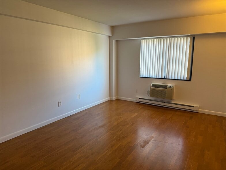 Building Photo - 125 Pleasant St