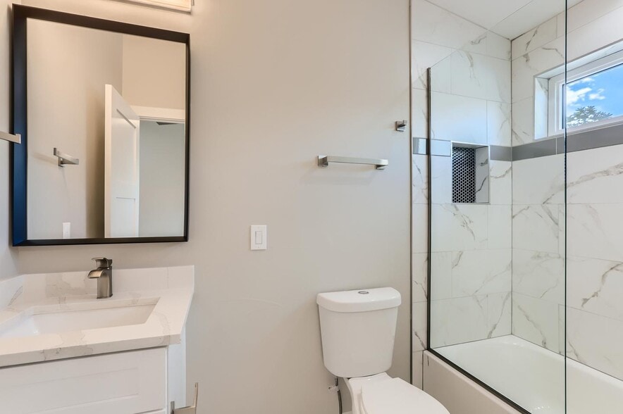 Building Photo - Exquisite Lincoln Park townhouse near 10th & Osage Station