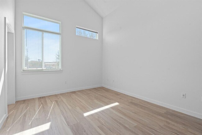Building Photo - 801 N Bluff Dr