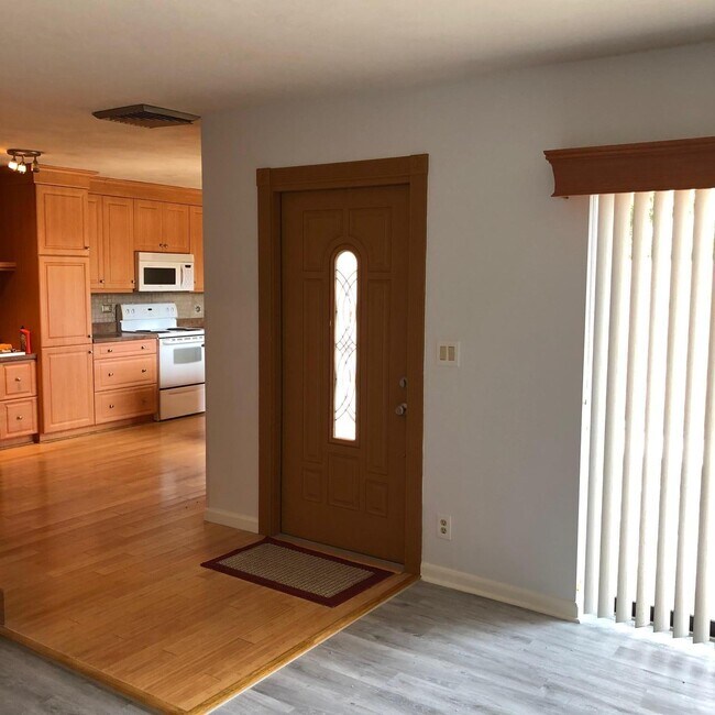 Building Photo - 6138 SE Riverboat Dr