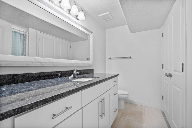 Building Photo - Stunning Row End Townhome In Great Location!