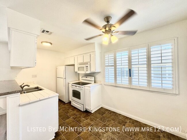 Building Photo - CALL FOR MOVE-IN SPECIALS! Spacious 2BD/1B...