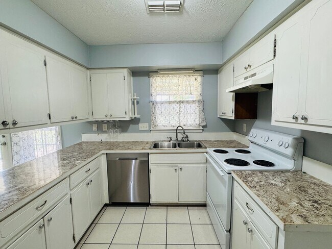Building Photo - Dreamy 3-Bedroom