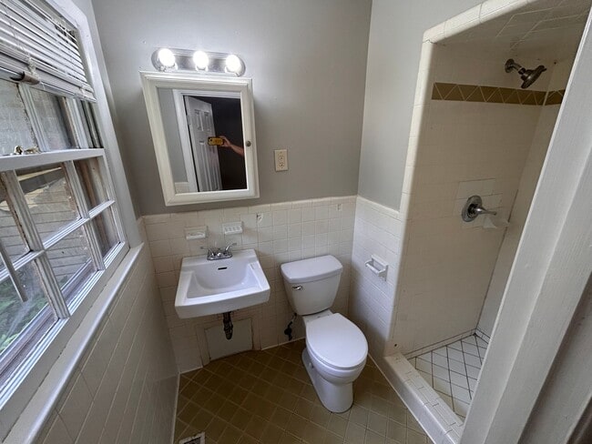 Building Photo - 3214 Lewisburg Dr NW